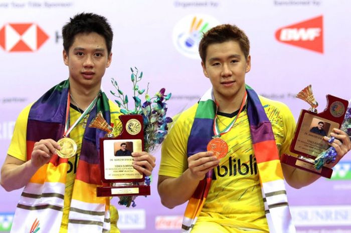 Pasangan ganda putra nasional Indonesia, Marcus Fernaldi Gideon/Kevin Sanjaya Sukamuljo, berpose dengan medali emas yang mereka raih setelah menjuarai India Terbuka 2018 di Siri Fort Indoor Stadium, New Delhi, India, Minggu (4/2/2018).