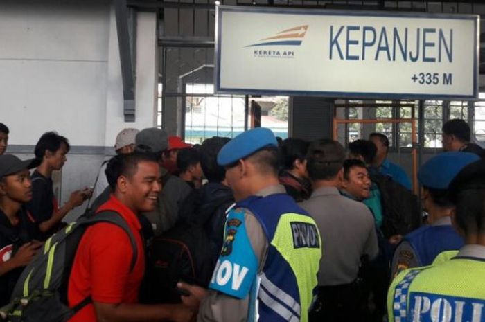 Polisi dari Kepolisan Malang memberikan sambutan kepada The Jak atau Jakmania, fan Persija, yang menemani tim idolanya tur ke markas Arema FC pada Minggu (24/9/2017). 