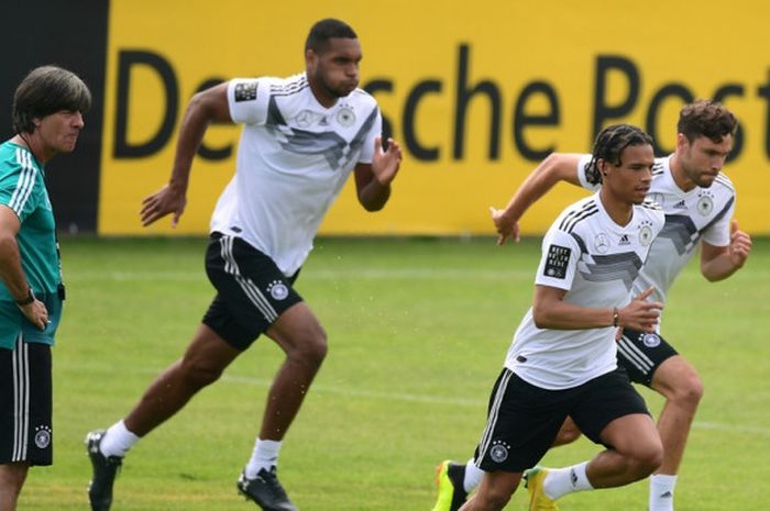 Pelatih Jerman, Joachim Loew (kiri), menyaksikan Jonathan Tah, Leroy Sane, dan Jonas Hector berlari dalam sesi latihan di Rungghof training center, Bolzano, Italia pada 29 Mei 2018.