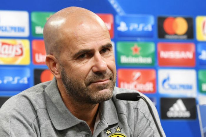 Pelatih Borussia Dortmund, Peter Bosz, hadir dalam konferensi pers di Stadion BVB Dortmund, Jerman, 25 September 2017 waktu setempat.