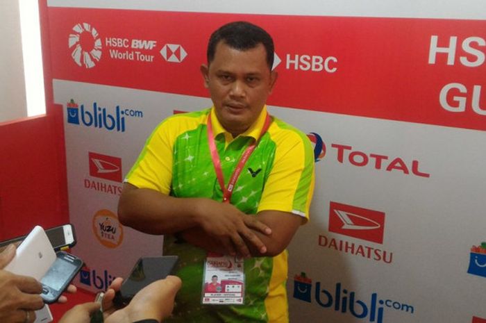 Pelatih Fitriani, Herli Djaenudin, berbicara kepada media seusai pertandingan babak kedua Indonesia Master 2018 di Istora Senayan, Jakarta Selatan, Kamis (25/1/2018).