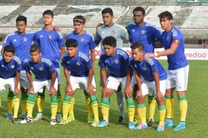 Bek asal Indonesia, Dedi Gusmawan (dua dari kiri berdiri) pose dengan tim Zeyar Shwe Myay di Stadion Monywa jelang laga Myanmar National League (MNL) 2016. 