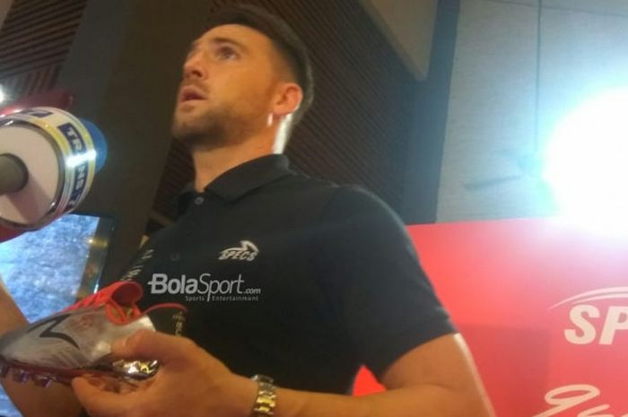 Penyerang Persija Jakarta, Marko Simic memamerkan sepatu khusus buatan Specs, '9SS Simic Edition', di The Terrace Restaurant, Senayan, Jakarta Selatan, Senin (4/6/2018).