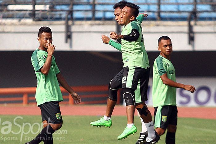 Dua pemain Persebaya, Osvaldo Haay (kiri) dan Irfan Jaya (kanan) saat mengikuti latihan rutin di Gelora Bung Tomo Surabaya, Kamis (19/4/2018).   