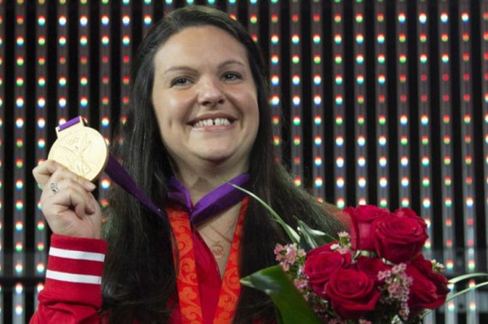 Christine Girard merayakan medali emas Olimpiade London 2012 dan medali perunggu Olimpiade Beijing 2008, di Kanada, Senin (3/12/2018).