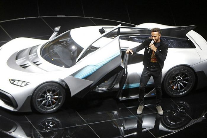 Lewis Hamilton menjadi bintang peluncuran mobil Mercedes-AMG F1