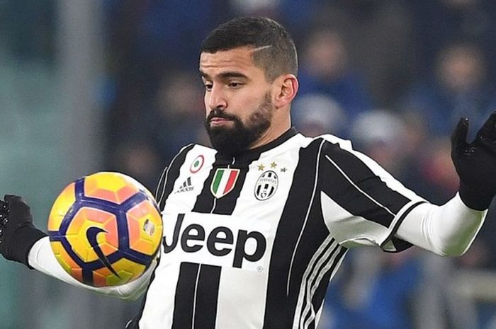 Gelandang Juventus, Tomas Rincon, mengontrol bola saat melawan Atalanta dalam laga Piala TIM di Stadion Juventus, Turin, pada 11 Januai 2017.