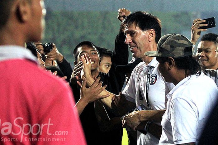 Pelatih Arema FC, Milan Petrovic, mendapat sambutan dari pendukung Arema FC seusai timnya mengalahkan Bhayangkara FC pada laga pekan ke-10 Liga 1 2018 di Stadion Kanjuruhan Kabupaten Malang, Jawa Timur, Selasa (22/05/2018) malam. 