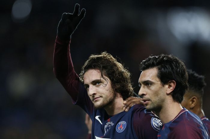  Gelandang Paris Saint-Germain, Adrien Rabiot (kiri), merayakan gol yang dia cetak ke gawang Guingamp dalam laga babak 32 besar Piala Prancis di Stadion Parc des Princes, Paris, pada 24 Januari 2018. 