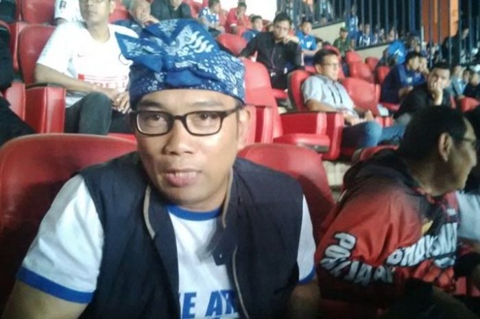    Wali Kota Bandung, Ridwan Kamil siap mengusahakan Jakmania datang ke Bandung saat Persija dijamu Persib pada 16 Juli 2016.   