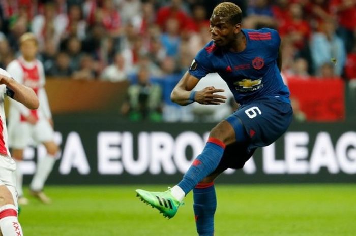 Gelandang Manchester United, Paul Pogba, melepaskan tembakan ke gawang Ajax Amsterdam yang berujung gol di partai final Liga Europa di Friend Arena, Rabu (24/5/2017) waktu setempat.