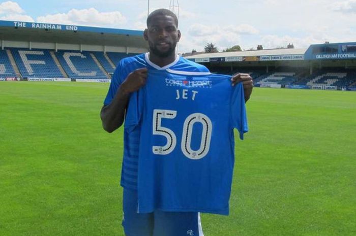 Penyerang Jay Emmanuel-Thomas saat diperkenalkan sebagai pemain Gillingham FC pada 5 Agustus 2016. K