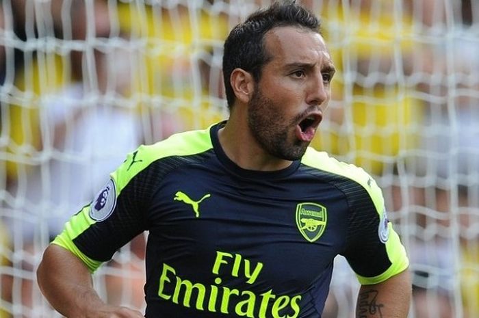 Gelandang Arsenal, Santi Cazorla, melakukan selebrasi seusai membobol gawang Watford, pada laga Premier League di Stadion Vicarage Road, Sabtu (27/8/2016).