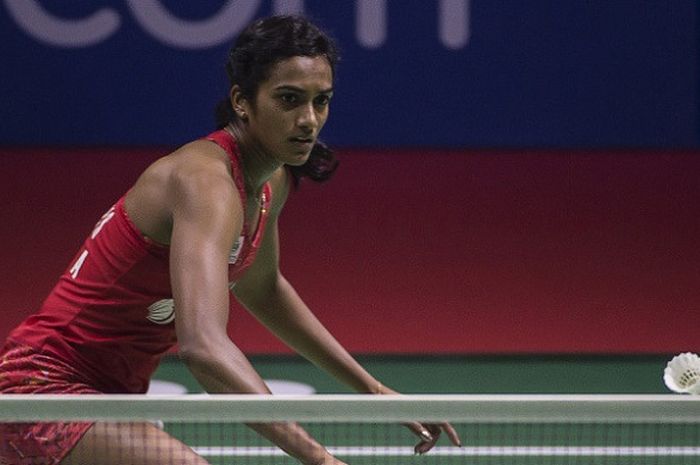 Pebulu tangkis tunggal putri India, Pusarla Venkata Sindhu, mengembalikan kok kepada Pornpawee Chochuwong (Thailand) pada babak pertama Indonesia Open, Rabu (4/7/2018).