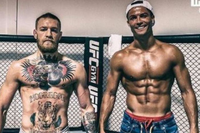 Cristiano Ronaldo berpose dengan Conor McGregor. 