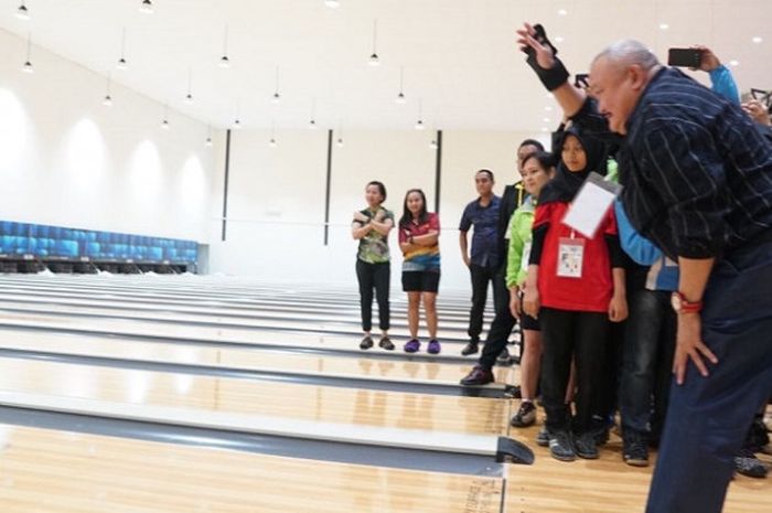 Gubernur Sumsel Alex Noerdin melakukan lemparan dalam kejurnas boling di Jakabaring Sport City, Palembang, Minggu (25/2/2018).