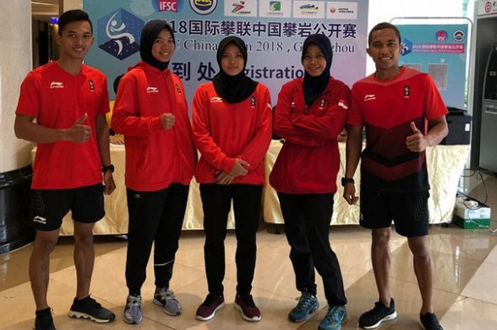 Lima atlet panjat tebing Indonesia berpose jelang mengikuti International Climbing Series: China Open, yang digelar di Guangzhou pada 16-18 November 2018.