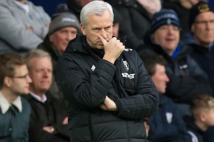 Reaksi Alan Pardew saat memimpin laga Liga Inggris antara West Bromwich Albion dan Leicester City di Stadion The Hawthorns, West Bromwich, 10 Maret 2018.