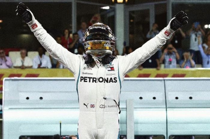 Selebrasi Lewis Hamilton (Mercedes) setelah mampu meraih pole position pada sesi kualifikasi F1 GP Abu Dhabi 2018 yang berlangsung Sabtu (24/11/2018).