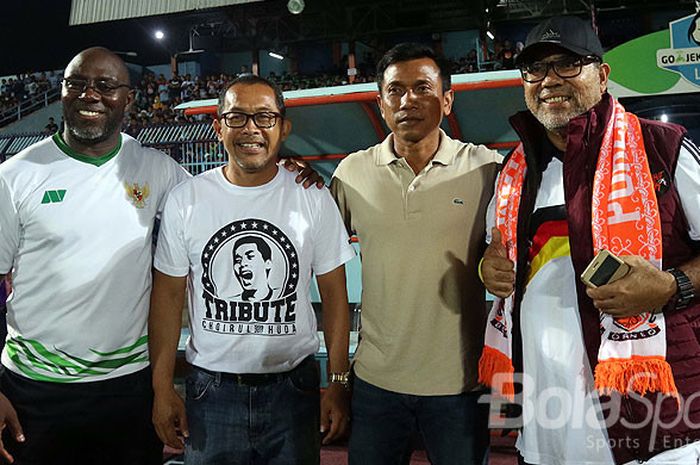 Empat pelatih tim Liga 1 (kiri-kanan): Jacksen Thiago, Aji Santoso, Widodo C Putro, dan Iwan Setiawan, berpose bersama di sela-sela acara Tribute Choirul Huda yang menampilkan laga antara Persela Lamongan melawan Timnas All Star yang berakhir dengan skor 1-0 di Stadion Surajaya Lamongan, Jawa Timur, Rabu (15/11/2017) malam.