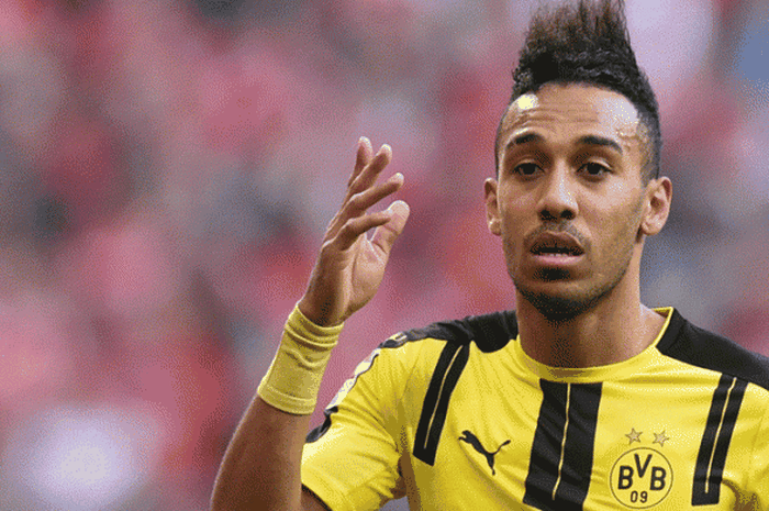 Striker Dortmund, Pierre-Emerick Aubameyang dalam laga divisi 1 Bundesliga melawan Bayern Muenchen di Muenchen, 08 April 2017. 