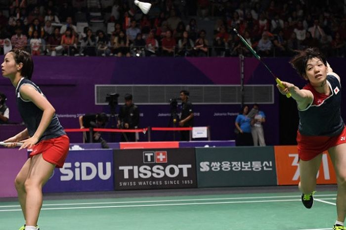 Pasangan ganda putri Jepang, Yuki Fukushima/Sayaka Hirota, mengembalikan kok ke arah Chen Qingchen/Jia Yifan (China) pada babak semifinal Asian Games 2018 di Istora Senayan, Jakarta, Minggu (26/8/2018).