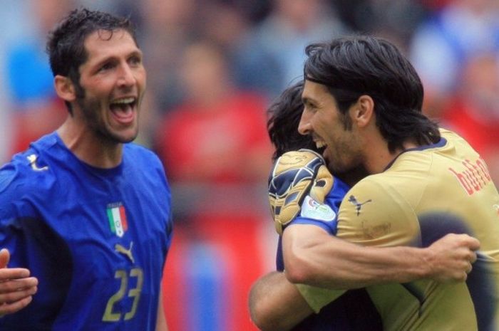 Pemain Italia, Gianluigi Buffon (kanan) dan Marco Materazzi (kiri) merayakan kemenangan atas Republik Ceska dalam laga Grup E Piala Dunia di Hamburg Stadium, Jerman, pada 22 Juni 2006.