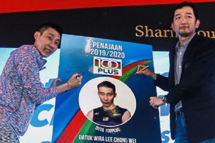 Pebulu tangkis tunggal putra Malaysia, Lee Chong Wei (kiri), dalam sebuah acara dengan sponsor.