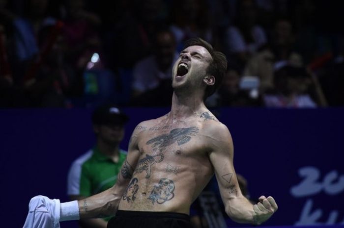 Pebulu tangkis tunggal putra Denmark, Jan O Jorgensen, melakukan selebrasi setelah mengalahkan Anthony Gintin (Indonesia), 21-17, 21-12, pada partai ketiga babak final Piala Thomas, yang berlangsung di Kunshan Sports Center, Kunshan, China, Minggu (22/5/2016).