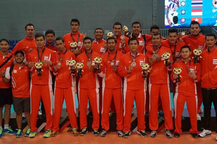  Timnas bola voli putra Indonesia berpose dengan medali perak yang didapat pada SEA Games 2017 setelah dikalahkan Thailand dengan 1-3 (16-25, 22-25, 25-20, 20-25) di Hall 1 MITEC, Kuala Lumpur, Minggu (27/8/2017). 