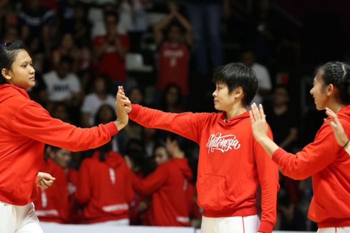 Tim nasional basket putri melakukan tos sebelum memulai pertandingan kedua babak penyisihan grup Asian Games 2018 melawan Kazakhstan di Hall Basket Gelora Bung Karno, Senayan, Jakarta, Minggu (19/8/2018).