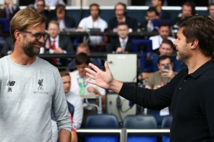  Pelatih Liverpool, Juergen Klopp (kiri), bersalaman dengan pelatih Tottenham Hotspur, Mauricio Pochettino pada pertemuan kedua kubu di White Hart Lane, Sabtu (27/8/2016).  