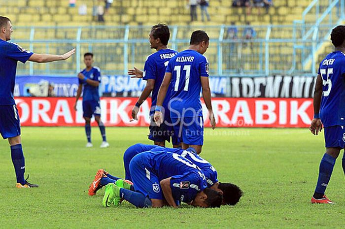 Pemain PSIS Semarang merayakan kemenangan mereka atas Persela lamongan dengan skor tipis 1-0 pada laga penyisihan terakhir Grup E Piala Presiden 2018 di Stadion Kanjuruhan Malang, Jawa Timur, Selasa (30/01/2018) sore.