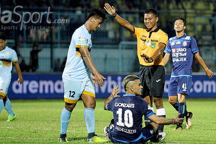 Aksi wasit Agus Fauzan saat memimpin jalannya laga antara Arema FC kontra Persela Lamongan pada pekan ke-24 Liga 1 di Stadion Kanjuruhan Malang, Jawa Timur, Sabtu (16/09/2017) malam.