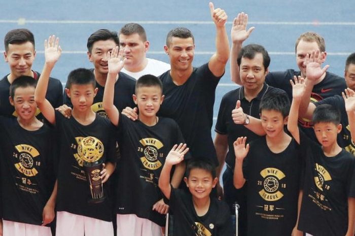 Bintang baru Juventus, Cristiano Ronaldo, berpose dalam kegiatan sponsor di National Olympic Sports Center Beijing, 20 Juli 2018.