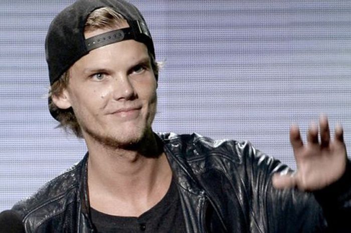 Avicii sedang menngelar konser di sebuah acara televisi swasta di Swedia, 26 Maret 2016.