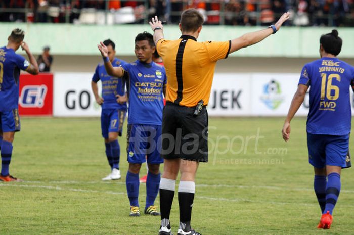 Wasit Evans Shaun Robert memerintahkan pemain Persib keluar dari area penalti