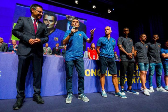 Pelatih Barcelona, Ernesto Valverde, bersama , Josep Maria Bartomeu usai laga Joan Gamper Trophy dimainkan.