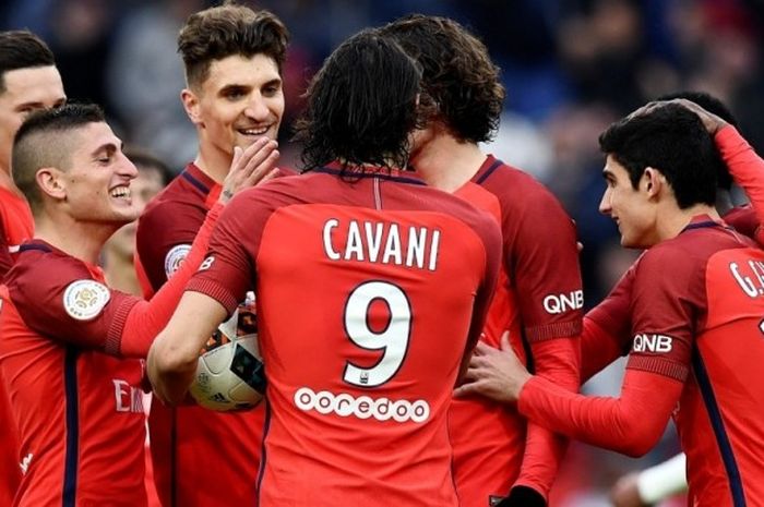 Penyerang Paris Saint-Germain, Edinson Cavani (tengah), dikelilingi rekan setimnya setelah menjebol gawang Bastia dalam lanjutan Liga Prancis di Stadion Parc des Princes, Paris, 6 Mei 2017.