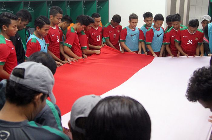 Timnas Indonesia U-19 saat berdoa di ruang ganti sebelum melawan PORDA Bogor, Sabtu (26/8/2017)