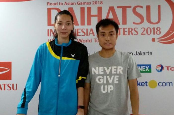 Pasangan ganda campuran Indonesia, Hafiz Faisal/Gloria Emanuelle Widjaja, berpose seusai melakoni sesi konferensi pers babak pertama Indonesia Masters 2018 di Istora Senayan, Jakarta, Selasa (23/1/2018).