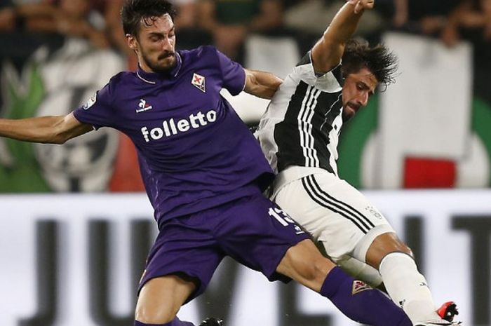 Bek Fiorentina, Davide Astori, berduel dengan gelandang Juventus, Sami Khedira, pada laga Liga Italia di Juventus Stadium, Turin, 20 Agustus 2016. Astori ditemukan meninggal dunia pada Minggu (4/3/2018).