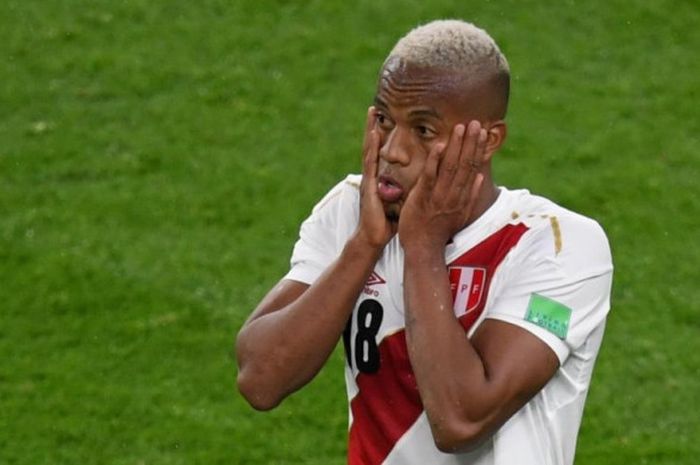 Ekspresi murung pemain timnas Peru, Andre Carrillo, setelah timnya dikalahkan Prancis dalam laga Grup C Piala Dunia 2018 di Ekaterinburg Arena, Ekaterinburg, 21 Juni 2018.