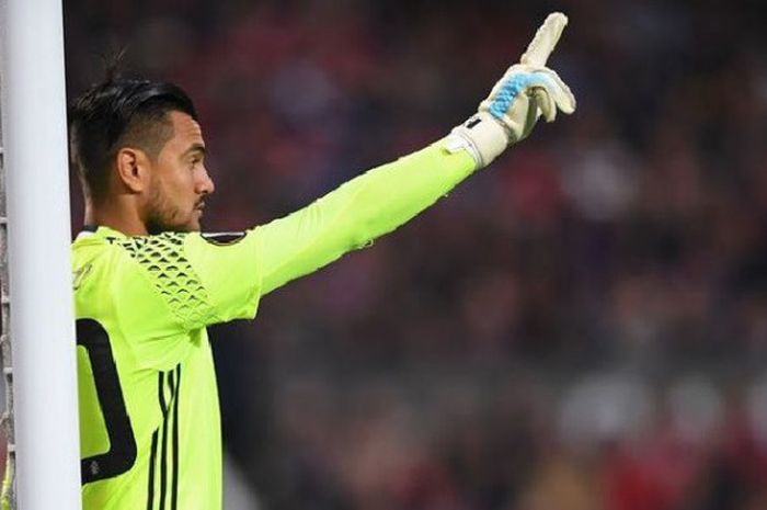 Kiper Manchester United, Sergio Romero, dalam salah satu laga di musim 2017-2018