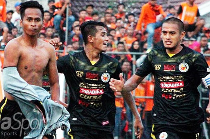 Pemain Semen Padang, Afriansyah (kiri), melakukan selebrasi bersama rekan setimnya saat melawan PSIR Rembang dalam laga Liga 2 di Stadion Krida, Sabtu (28/04/18) sore.