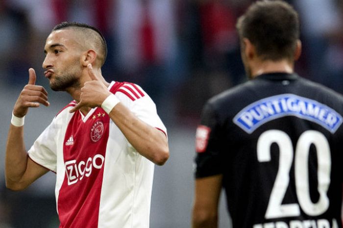 Penyerang Ajax Amsterdam, Hakim Ziyech, melakukan selebrasi seusai menjebol gawang Sturm Graz dalam laga di Asmterdam ArenA, Rabu (25/7/2018)