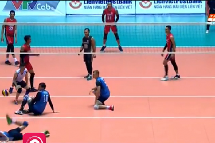 Suasana pertandingan semifinal voli putra Indonesia (merah) versus Kazakhstan (biru) saat Piala Lienvietpostbank 2018 pada hari Rabu (30/5/2018) di Vietnam.