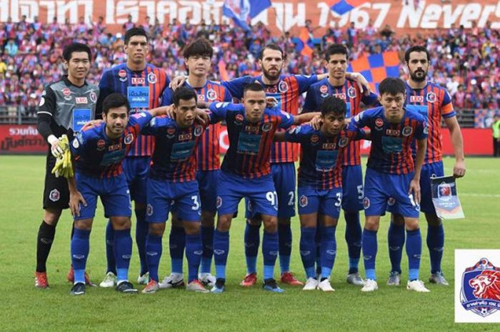 Para pemain Port FC berpose bersama sebelum menjamu Muang Thong United pada laga pekan pertama putaran kedua Liga Thailand 1 2018 di Stadion PAT, Bangkok, 9 Juni 2018. 