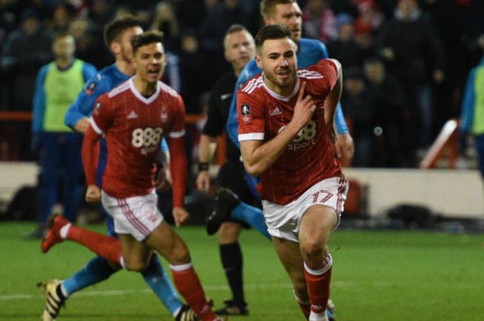 Pemain Nottingham Forest, Ben Brereton, merayakan gol yang dia cetak via penalti ke gawang Arsenal pada ronde ketiga Piala FA di Stadion The City Ground, Nottingham, Inggris, Minggu (7/1/2018).