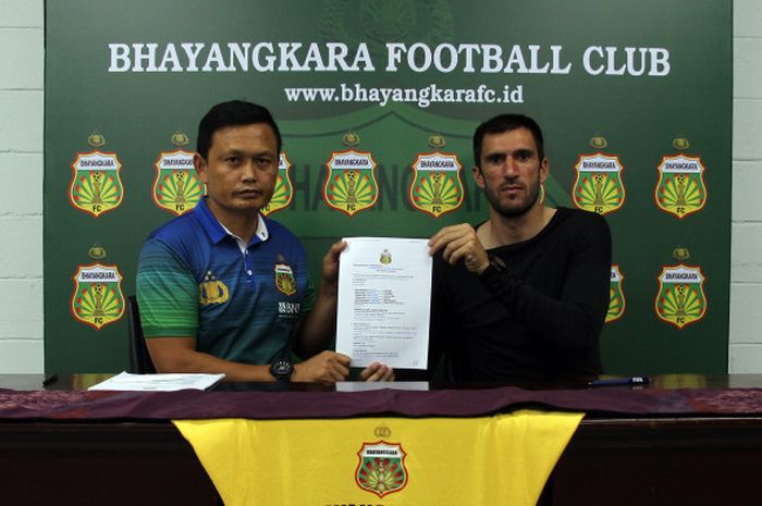 Official tim Bhayangkara FC, Yeyen Tumena (kiri) bersama Vladimir Vujovic (kanan) dalam penandatanganan kontrak di National Youth Training Center (NYTC), Bojongsari, Depok, Jawa Barat, Selasa (16/1/2018).